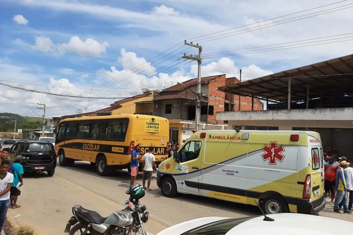 Criança cai de ônibus e é atropelada