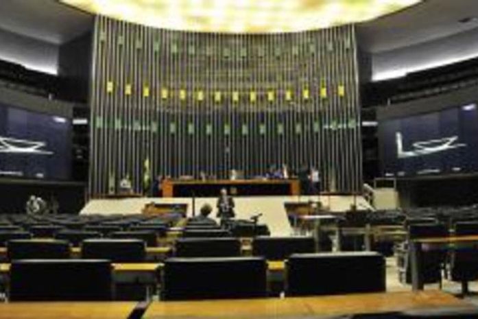 Maioria dos deputados federais mais votados é parente de políticos