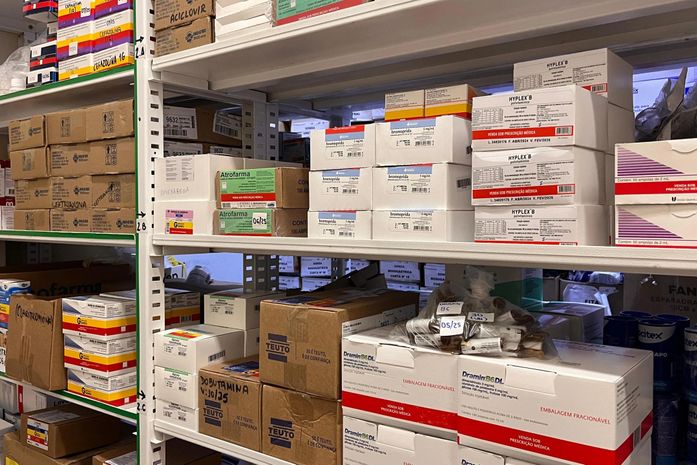 Farmacêuticos do Hospital Ib Gatto Falcão alertam sobre os riscos da automedicação