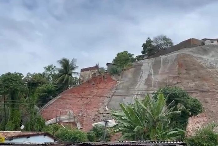 Casa desaba e adolescente fica soterrado, no Feitosa