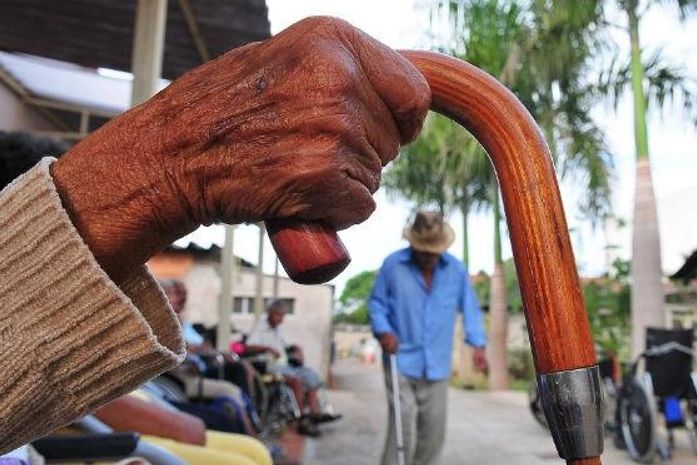 Quase um terço das ligações para Disque Combate ao Preconceito é de idosos