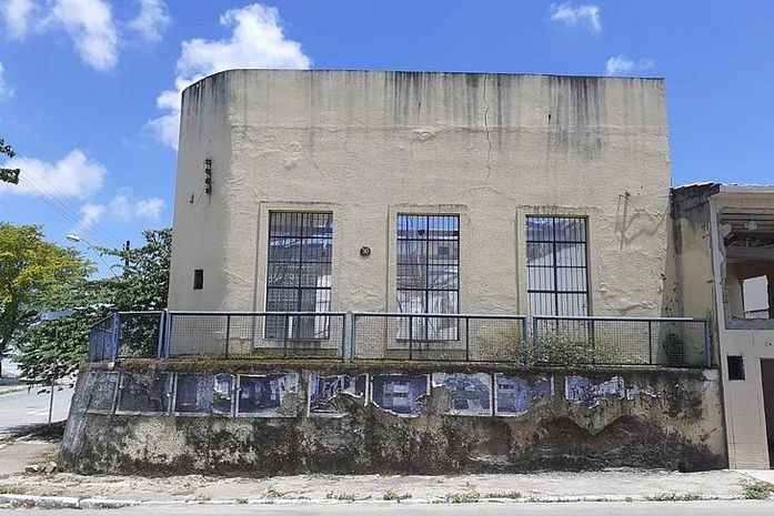 A edificação fica próxima à Praça Coronel Lucena Maranhão, no bairro de Bebedouro, em Maceió, e será demolida neste sábado (27)