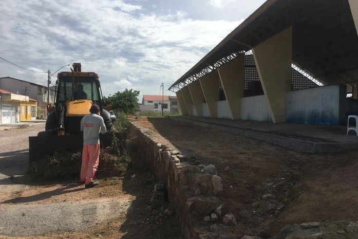 Mutirão de limpeza e melhorias estruturais chega à Barragem Leste