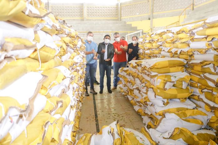 Prefeitura e Governo do Estado entregam 35 toneladas de sementes aos agricultores de Palmeira