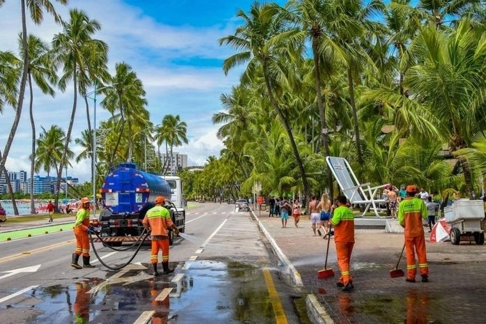 Prefeitura prepara limpeza reforçada após Réveillon na orla de Maceió