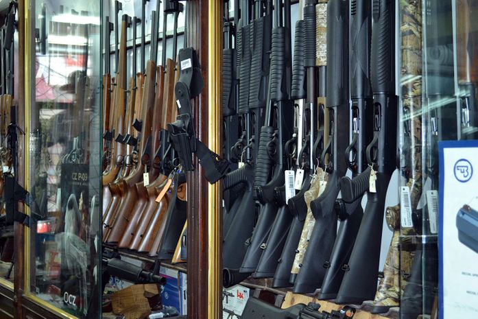 Brasil quer que EUA restrinjam exportação de armas para o Paraguai: não, não é piada.