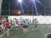 Homem invade campo e ameaça atirar em jogadores