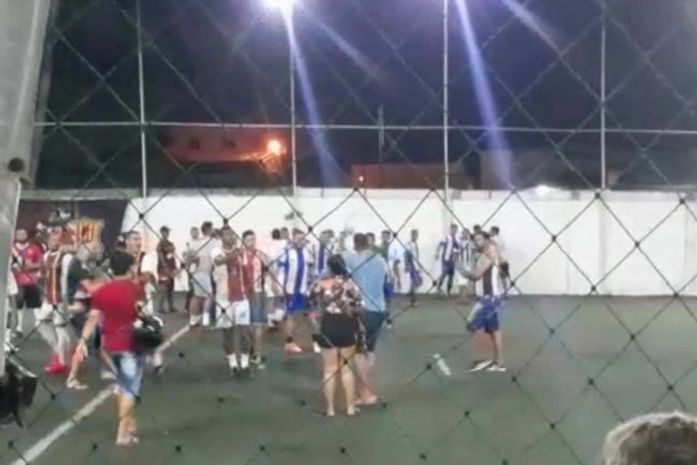 Homem invade campo e ameaça atirar em jogadores