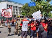 Sob festa com torcida aglomerada, Flamengo viaja e leva lesionados a São Paulo