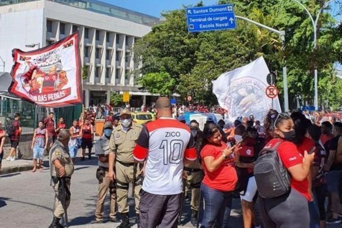 Sob festa com torcida aglomerada, Flamengo viaja e leva lesionados a São Paulo