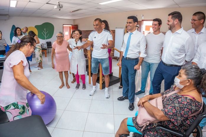 Cafu visita espaço Casa da Juventude no bairro do Prado, em Maceió