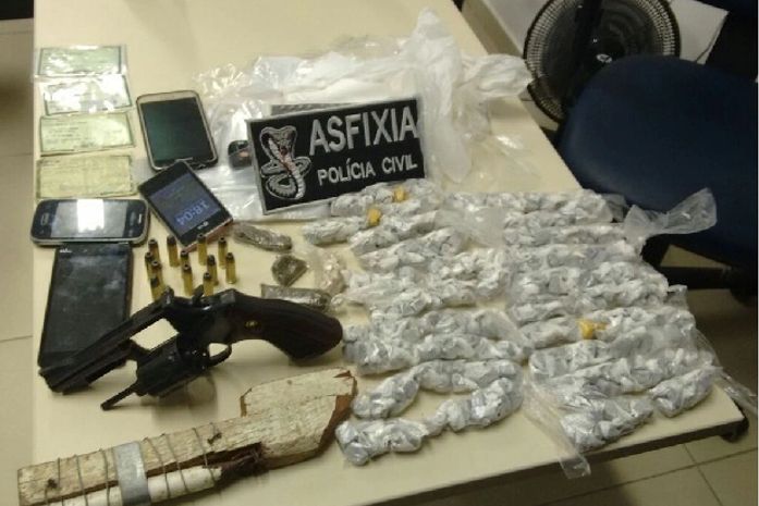 Seis pessoas são detidas com arma e drogas em Murici