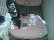 Jovem de 18 anos é presa com drogas e arma