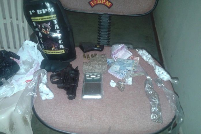 Jovem de 18 anos é presa com drogas e arma