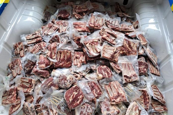 Vigilância Sanitária apreende 120kg de carnes com validade vencida em supermercado na Ponta Verde