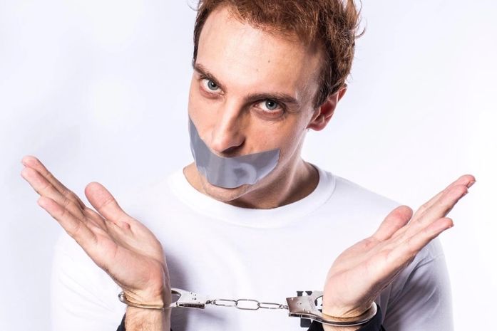 Léo Lins se apresenta em Maceió neste sábado