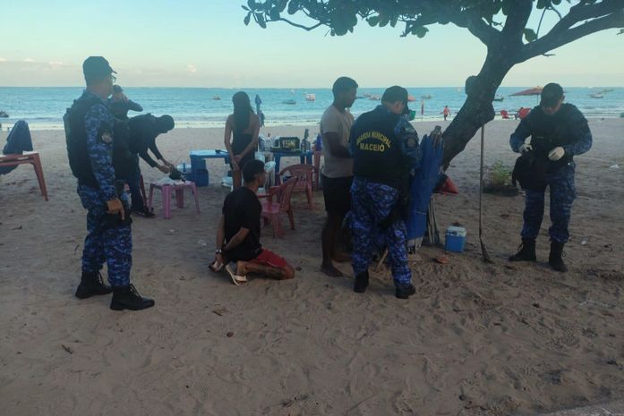 Suspeito de homicídio é preso por tráfico de drogas na orla de Pajuçara