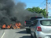 Moradores bloqueiam trecho urbano da AL-220 em Arapiraca e pedem instalação de semáforo ou quebra-molas