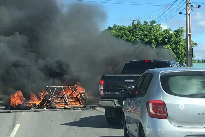 Moradores bloqueiam trecho urbano da AL-220 em Arapiraca e pedem instalação de semáforo ou quebra-molas