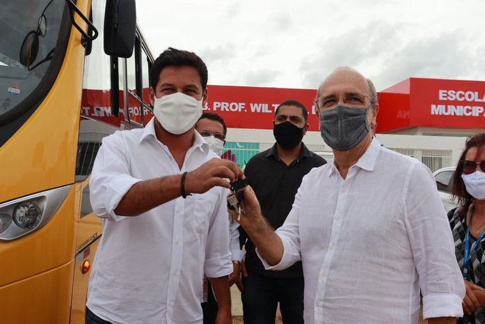 Em Penedo, Rodrigo entrega ônibus e visita creche e hospital que receberam recursos de seu mandato