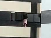 Mulher se arrisca fora da sacada para limpar apartamento na Ponta Verde