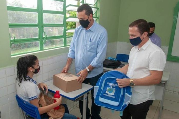 Prefeitura de Limoeiro de Anadia entrega kits de material escolar para alunos da rede municipal