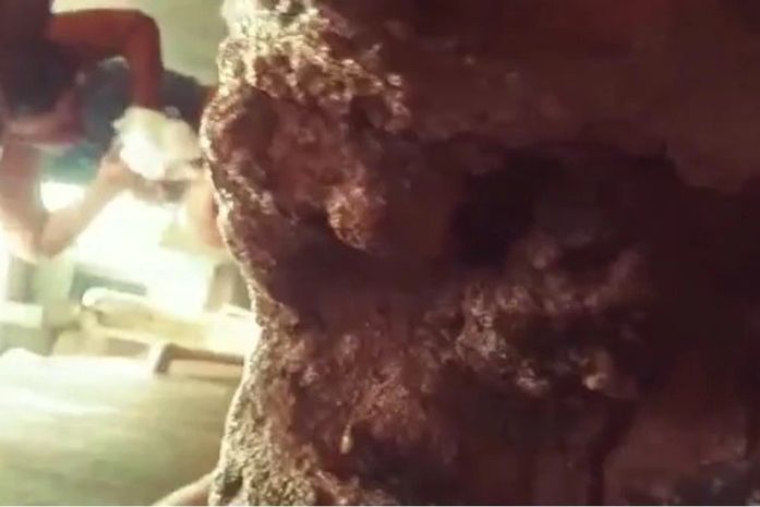 Imagens da mulher agredindo homem foi registrada por vizinho