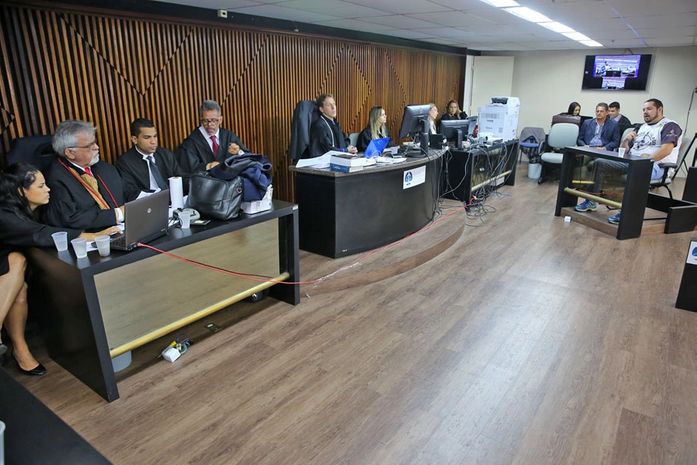 O homem que foi vítima do assalto do celular, depõe no júri.