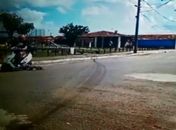 Vídeo divulgado nas redes sociais mostra mulher em moto arrastando cachorro, em Satuba.