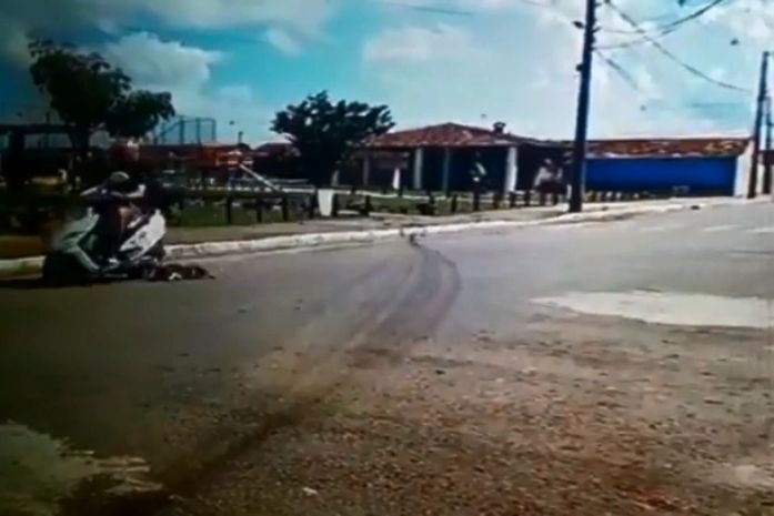 Vídeo divulgado nas redes sociais mostra mulher em moto arrastando cachorro, em Satuba.