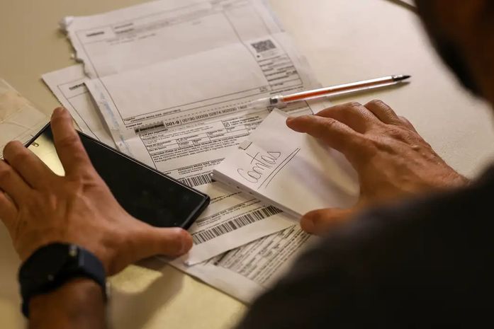 Salário mínimo de R$ 1.621 começa a ser pago nesta segunda