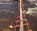 Moradores improvisam ponte para atravessar rio no interior de Alagoas