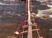 Moradores improvisam ponte para atravessar rio no interior de Alagoas