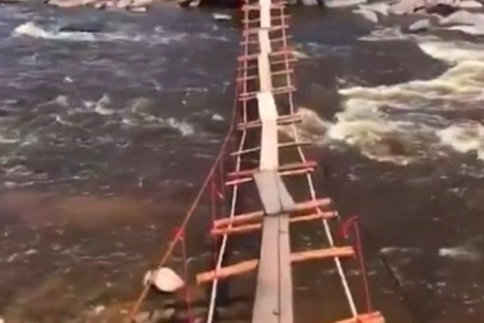 Moradores improvisam ponte para atravessar rio no interior de Alagoas