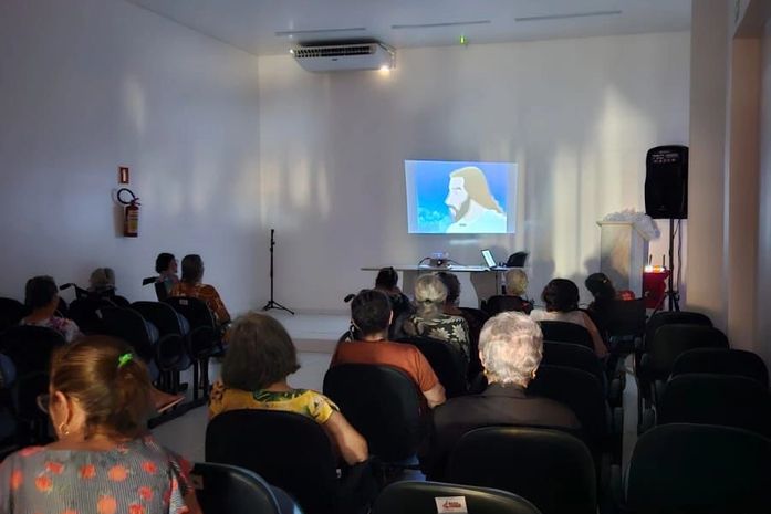 Idosas da Casa Luiza de Marillac participam de sessão de cinema sobre a vida Jesus Cristo