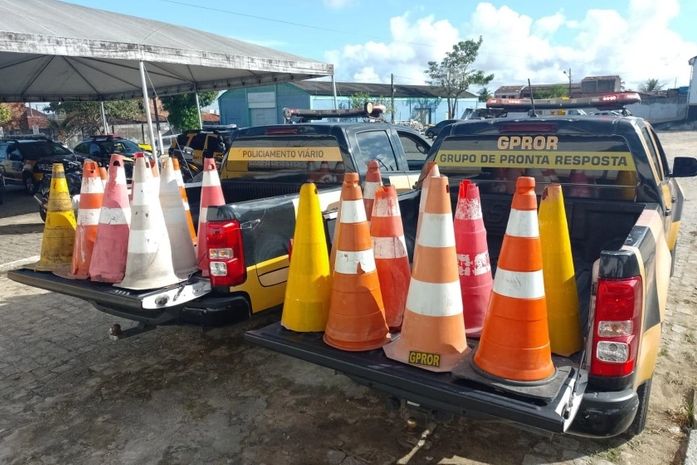 Após denúncias, DMTT apreende cones e cavaletes usados por flanelinhas para reserva ilegal de vagas em Maceió