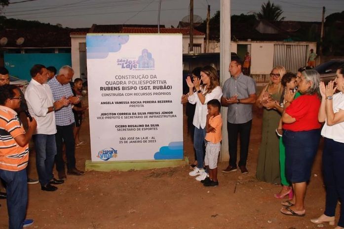São José da Lage: Prefeita Ângela Vanessa inaugura quadra poliesportiva e entrega mais um veiculo 0km para a educação