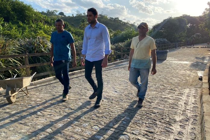 Prefeito Arthur Freitas acompanha obras do Minha Cidade Linda em Santana do Mundaú