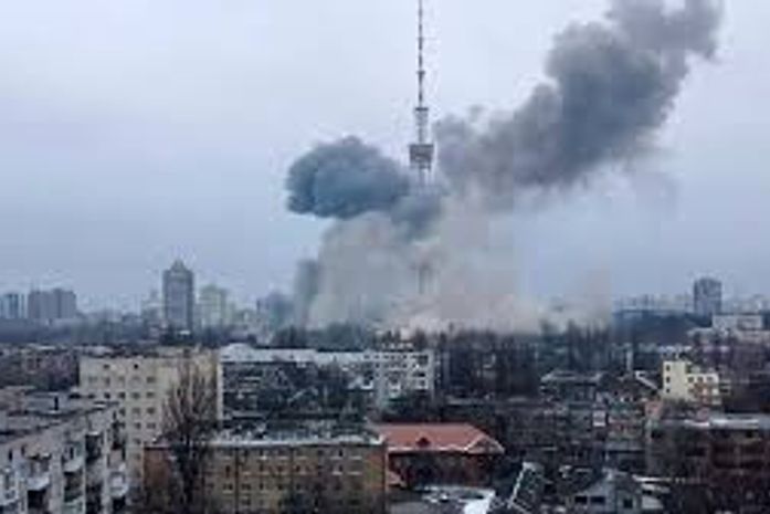 Torre de TV em Kiev atingida por míssil