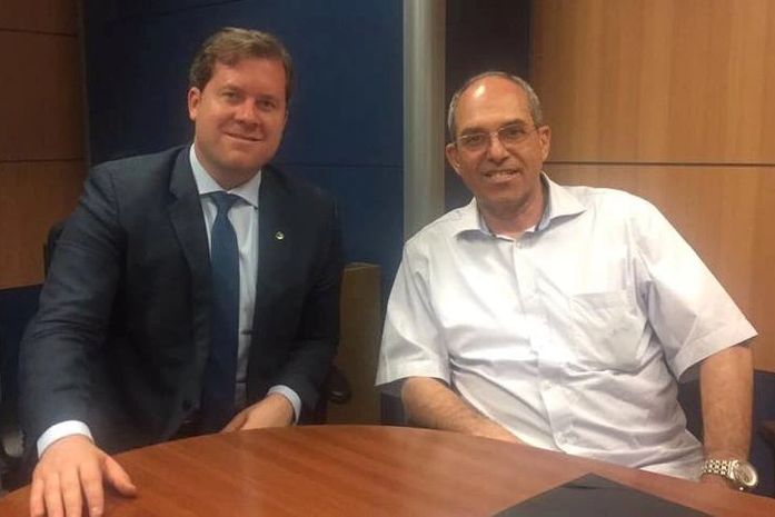 Marcelo (branco) ao lado do ministro Marx Beltrão de quem tem recebido apoio em seu governo