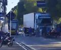 Mulher sofre fratura no fêmur após moto colidir com caminhão na Fernandes Lima, em Maceió