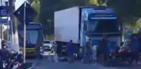 Mulher sofre fratura no fêmur após moto colidir com caminhão na Fernandes Lima, em Maceió