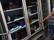 Fiscais encontraram maquinários em condições precárias, alimentos mal acondicionados e outras irregularidades.