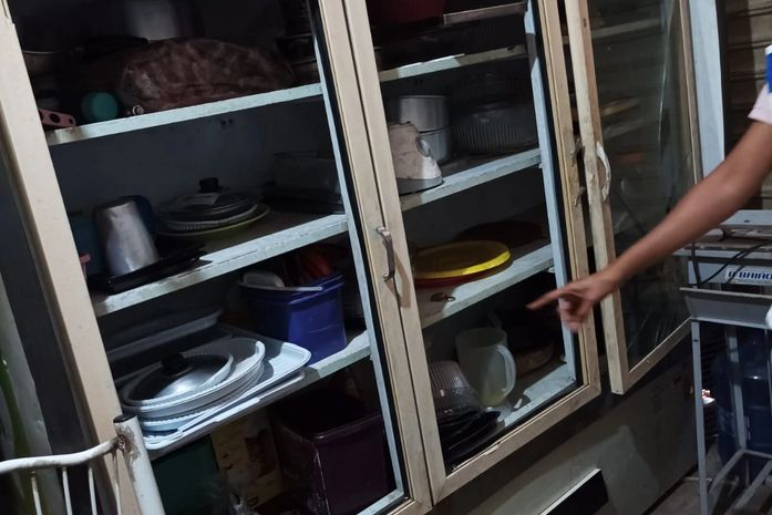 Fiscais encontraram maquinários em condições precárias, alimentos mal acondicionados e outras irregularidades.