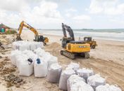 Obras de contenção do mar são realizadas no Pontal da Barra, em Maceió