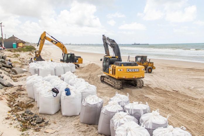 Obras de contenção do mar são realizadas no Pontal da Barra, em Maceió