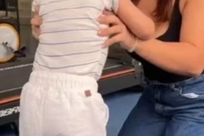 Menino de Murici dá primeiros passos com próteses após amputações; pai foi preso por desviar doações