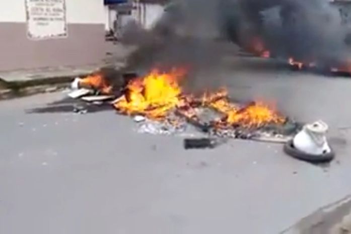 Vídeo: manifestantes fecham a rua em protesto contra acidentes na Santa Lúcia