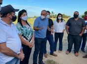 Prefeito Jarbas junto com sua equipe de governo  detalhando os serviços de topografia com integrantes da empresa encarregada de executar os trabalhos 