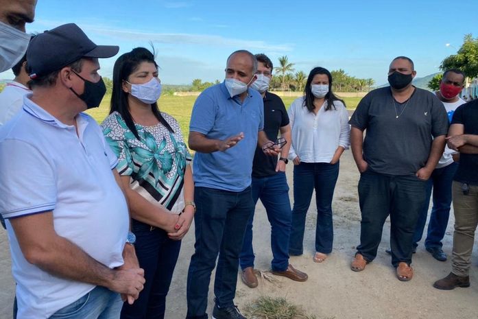 Prefeito Jarbas junto com sua equipe de governo detalhando os serviços de topografia com integrantes da empresa encarregada de executar os trabalhos